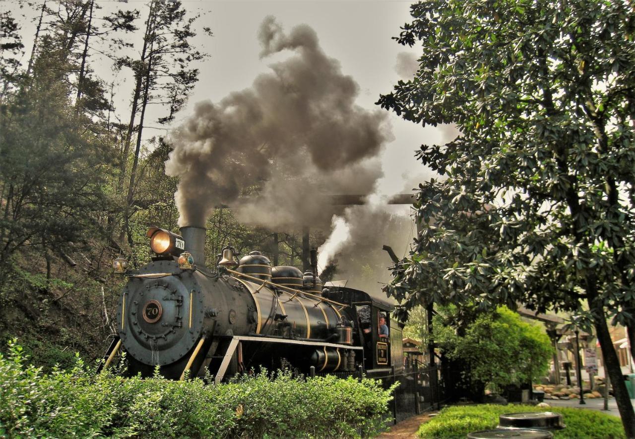A Stones Throw, You Get 1089 Free Attraction Tickets Per Paid Day, Dollywood And Much More! Pigeon Forge Exterior foto